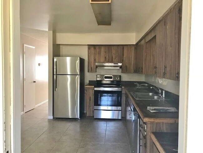 Foto del edificio - Updated duplex tile throughout