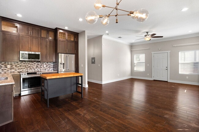 Building Photo - 103 Sample St