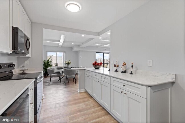 Building Photo - 8370 Greensboro Dr