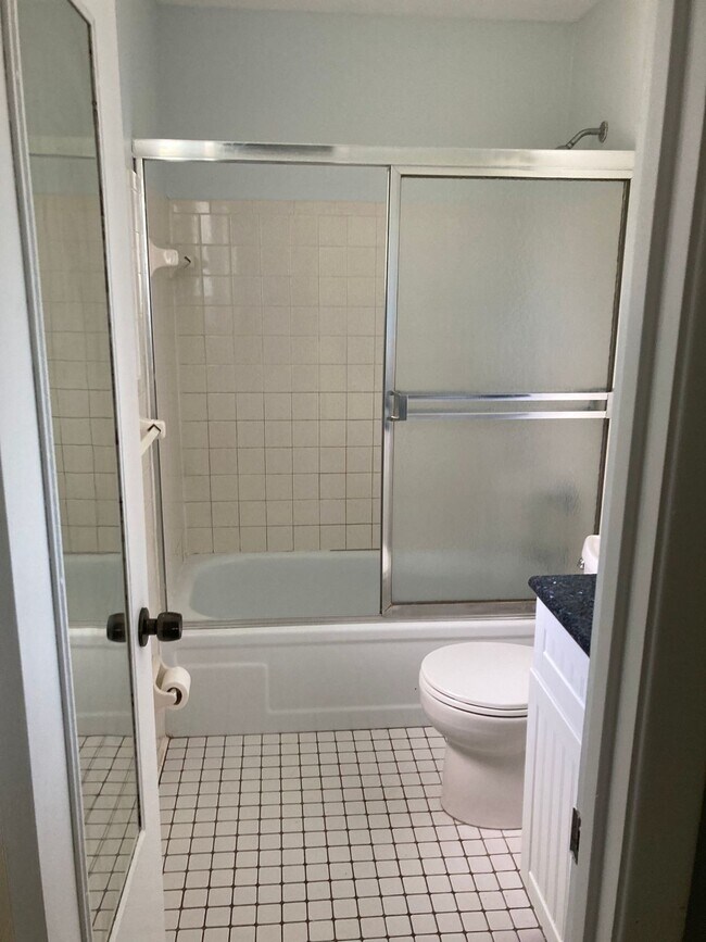 Building Photo - Conveniently located 2 bedroom, 2 bathroom...