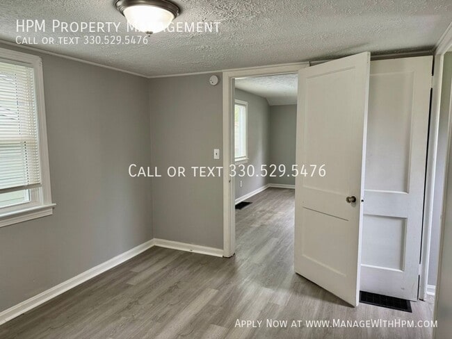 Building Photo - 701 Rainbow Dr