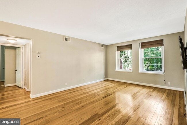 Building Photo - 3047 S Columbus St