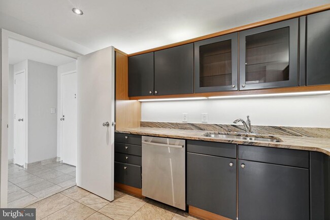 Building Photo - 202-10 W Rittenhouse Square