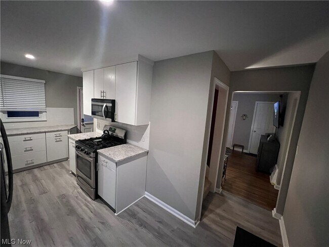 Building Photo - 2039 Lorena Ave