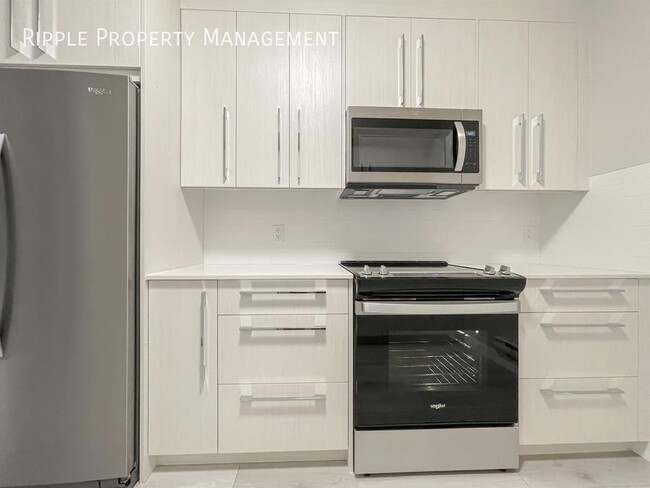 Photo du bâtiment - AMAZING MODERN 1 BED/ 1 BATH BASEMENT SUIT...