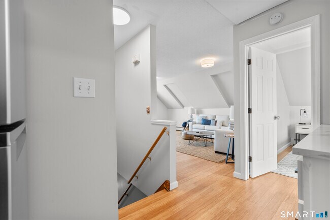 Foto del edificio - 62 Cosey Beach Ave