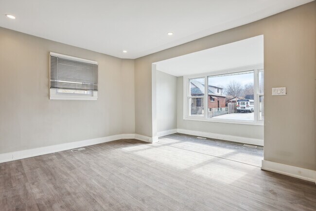 Photo du bâtiment - 1 Bed / 1 Bath Main Floor Unit – $1,425/month – All Inclusive!