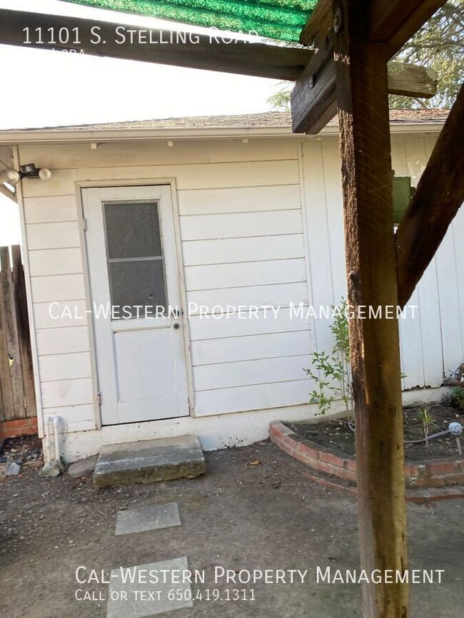 Building Photo - 3 bed + bonus room House available. Pets W...