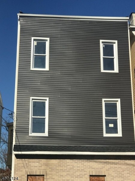 Building Photo - 176 3rd St