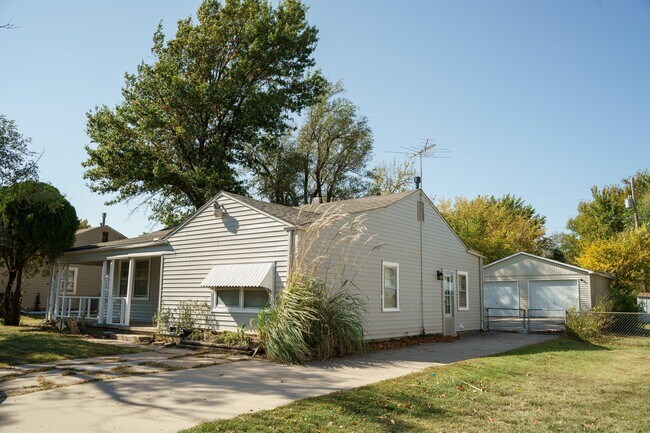 Building Photo - 2749 N Poplar St