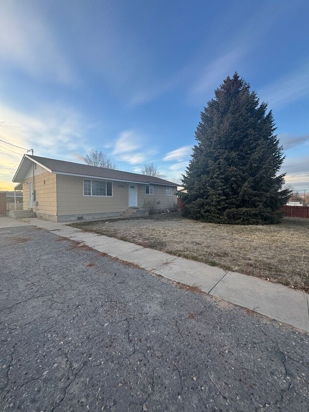 Primary Photo - 3 bedroom, 2 bath Single Family Home, Vernal