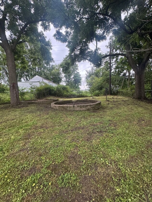 Building Photo - Newly Remodeled 2-Bedroom Apartment – Clos...