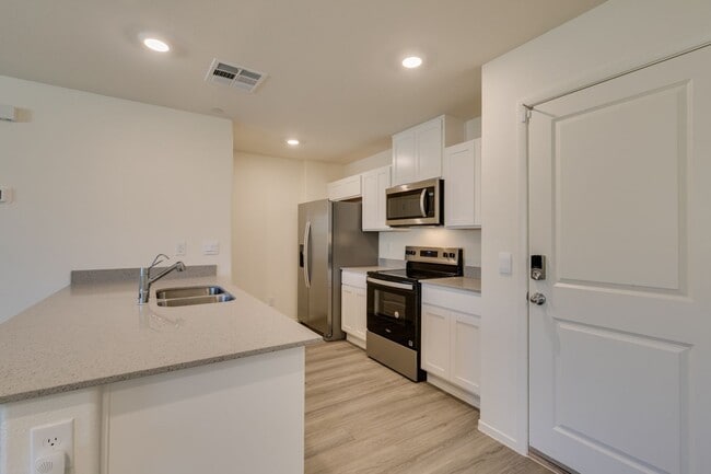 Foto del edificio - Gorgeous Townhome with upgrades in gated community* 3 large bedrooms, 2 car garage*Community pool...