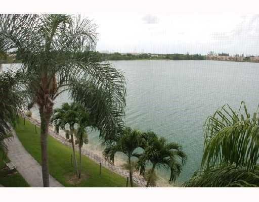 Foto del edificio - 109 Lake Emerald Dr