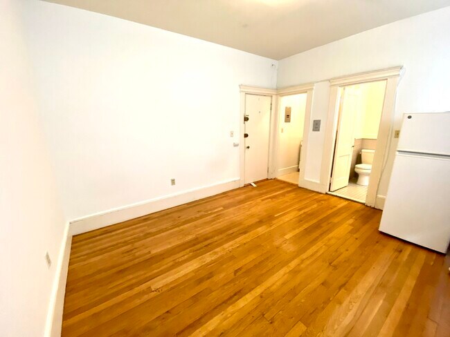 Building Photo - 28 Westland Ave