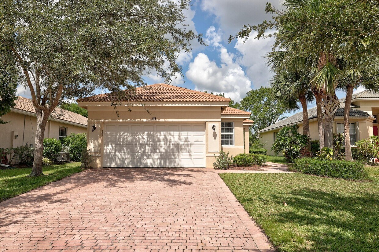 Foto principal - 688 Stanford Ln