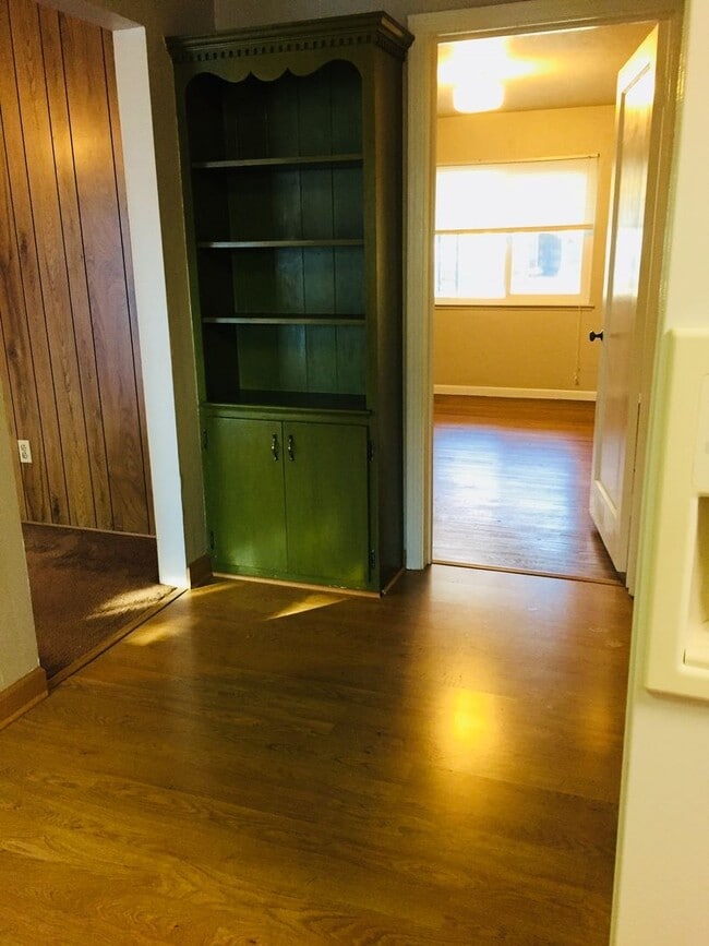 Building Photo - Spacious 3 bed 2 bathroom with 2 car garage