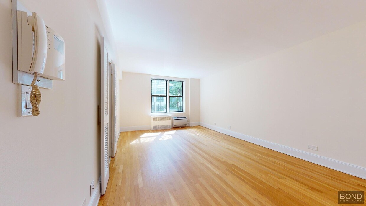 Foto principal - 305 W 13th St