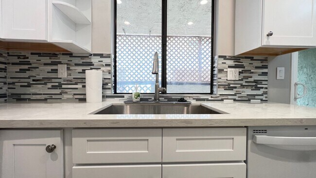 Foto del edificio - Spacious and Upgraded Orange 2 Bed 2.5 Bath Townhome with 2 Car Garage