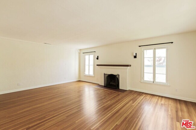 Building Photo - 1056 S Stanley Ave