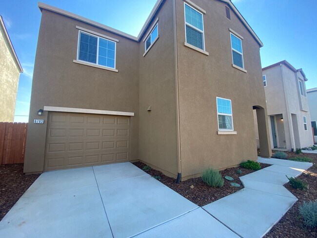 Building Photo - New Home! 3 bedroom 3 Bathroom Home in a G...