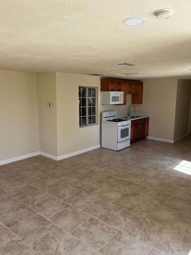 Building Photo - Beautiful 29 Palms Apartment