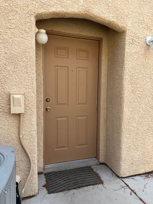 Building Photo - 3 bedroom 2.5 bath 1 car garage townhouse