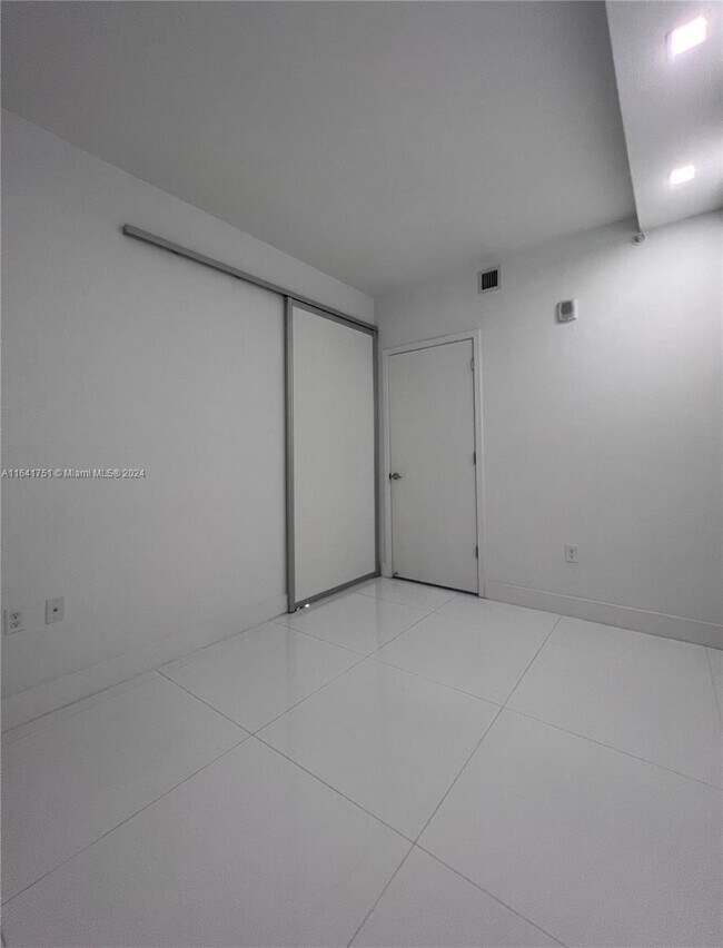 Building Photo - 1010 Brickell Ave