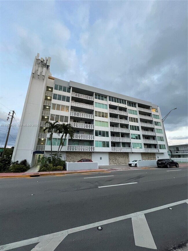Foto del edificio - 8233 Harding Ave