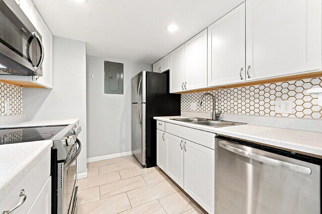 Foto del edificio - $1,540.95- 2 Bed, 2 Bath Updated Condo in Denver with In Unit Laundry and Community Amenities!