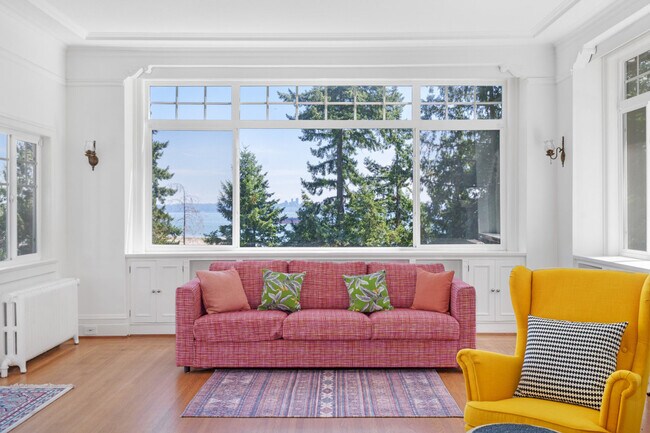 Building Photo - 4670 Piccadilly S