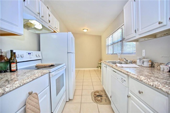 Building Photo - 6204 Perrine Dr