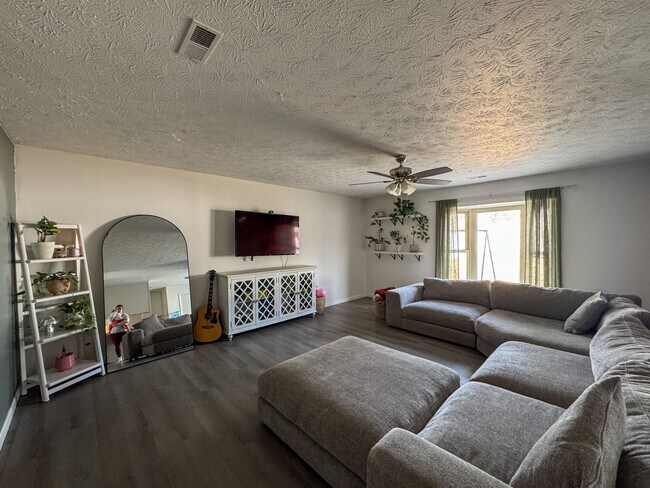 Foto del edificio - Charming 3 Bed 2 Bath Home with Fenced Yard