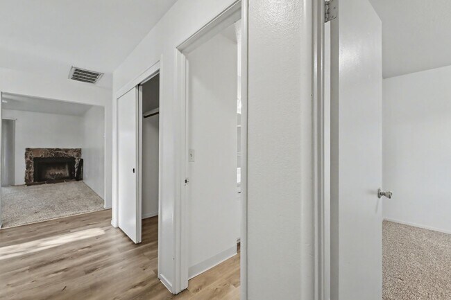 Building Photo - 0385