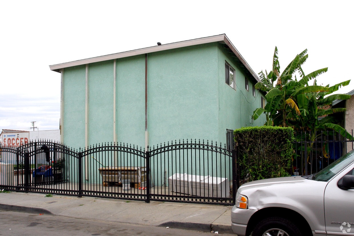 Building Photo - 1013 E 12th St