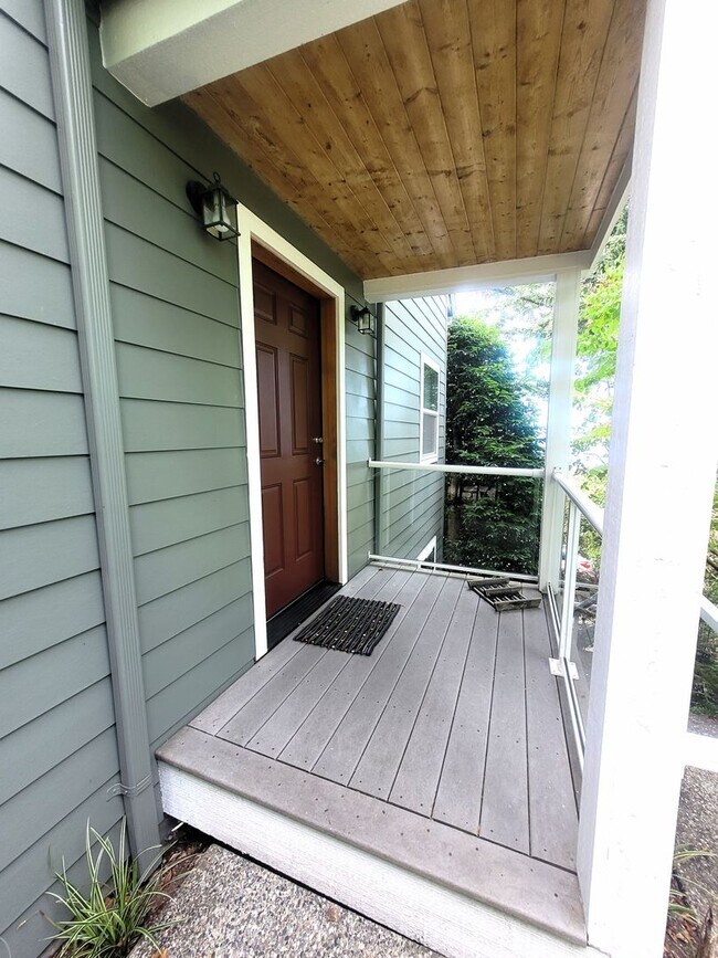 Foto del edificio - Beautiful South Hill Home with Bay Views 3...
