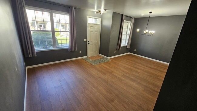 Building Photo - 10991 Oak Grv Cir