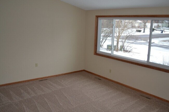 Foto del edificio - Fenced backyard! 3 Bed/1.5 Bath- Over 2000...