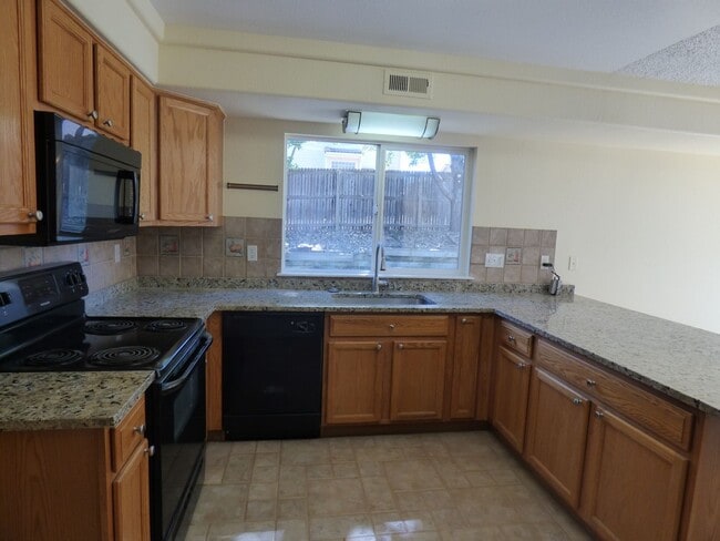 Foto del edificio - GREEN VALLEY RANCH, 3 BED PLUS LOFT, NEW GRANITE COUNTERS, SHED, BIG PATIO, HE WASHER/DRYER, GAS ...