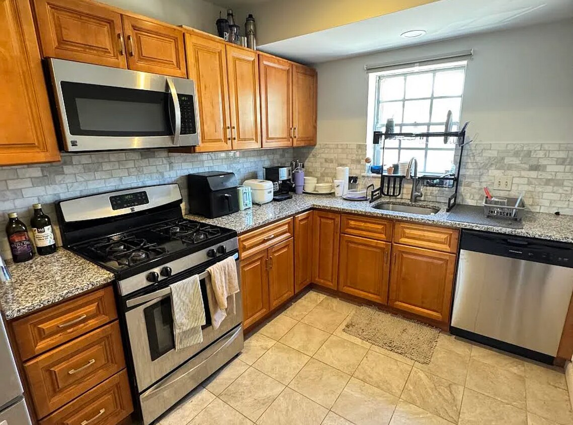 Foto principal - 214 Lake Shore Rd