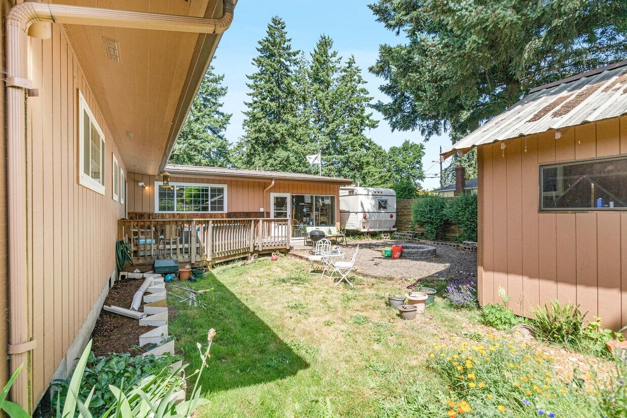 Foto principal - Charming 3-bdrm/2-bath Mid-Century ranch—A...