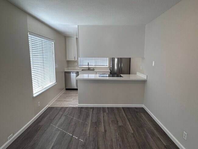 Building Photo - Beautifully Updated 2 Bedroom 1 Bath Singl...
