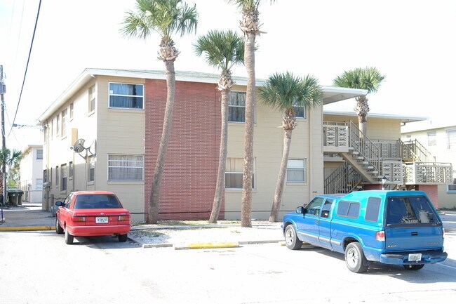 Building Photo - 2593 N Oleander Ave
