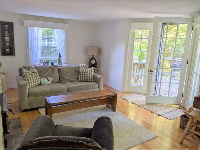 Foto del edificio - Charming 4-Bed, 1.5 Baths in Holden, MA