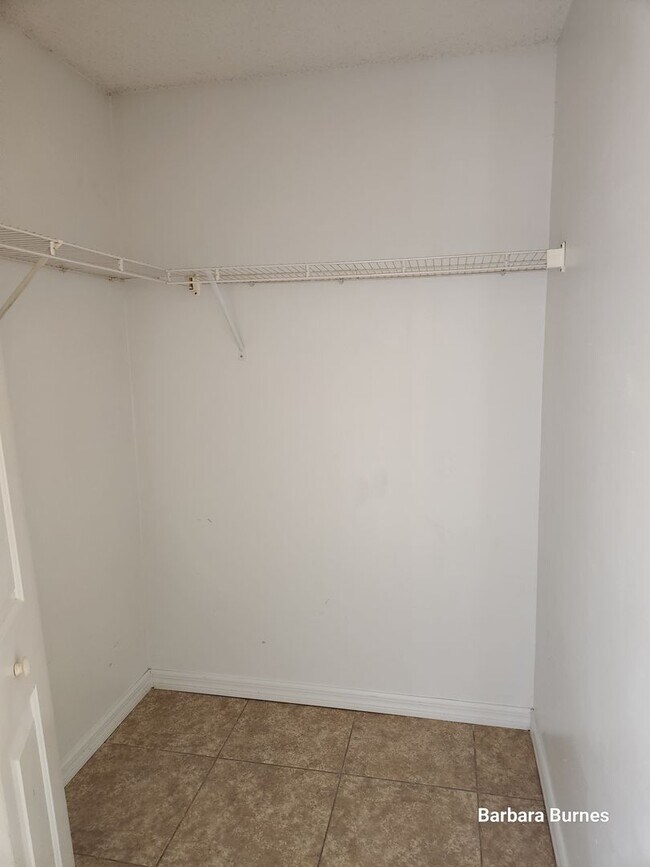 Building Photo - 1 bedroom 1 bath washer /Dryer included