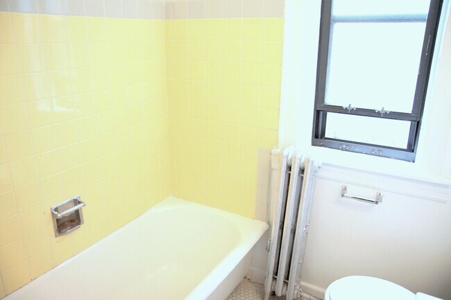 Building Photo - 941 W Agatite Ave