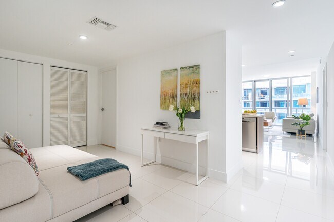 Building Photo - 9940 W Bay Harbor Dr