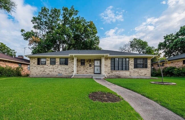 Building Photo - 2240 Babalos Ln