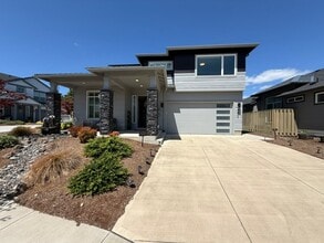 Building Photo - 5471 SW Jardine Ave