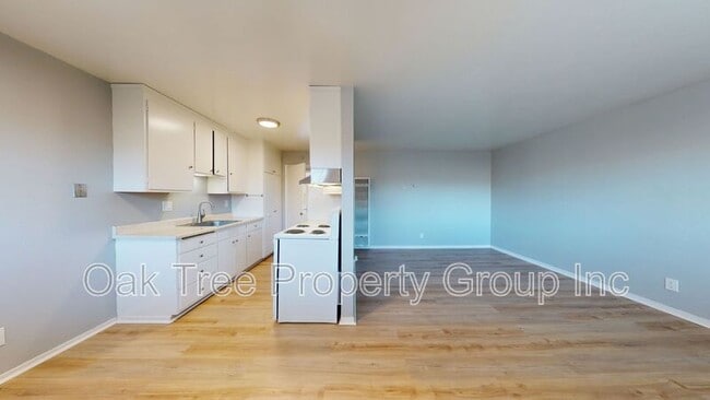 Building Photo - 3211 School St